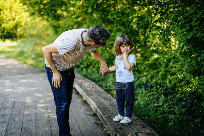 Padre e bambina godendo passeggiata nella natura — Foto stock