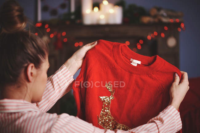 Жінка тримає різдвяний джемпер — стокове фото