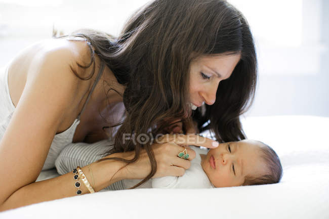 Mutter blickt auf Neugeborenes — Stockfoto