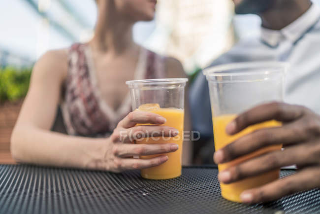 Young couple sitting outdoors — Stock Photo