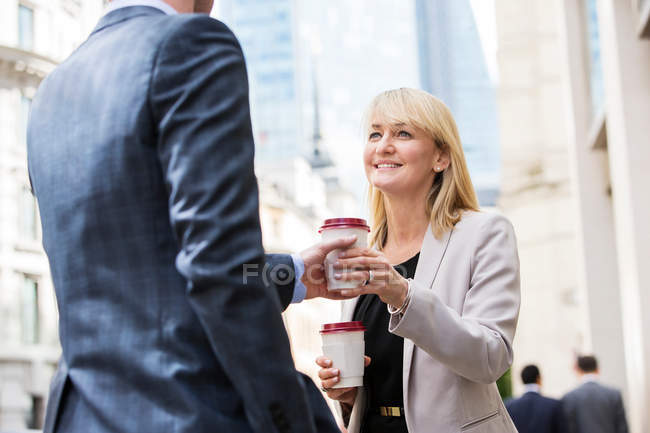 Femme d'affaires et homme d'affaires en pause café — Photo de stock