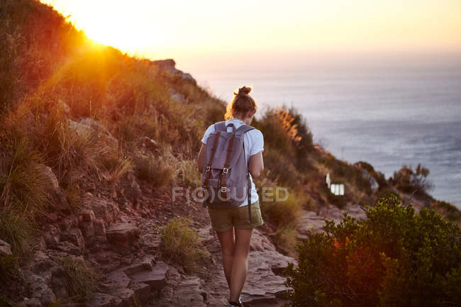 Mulher jovem caminhadas — Fotografia de Stock