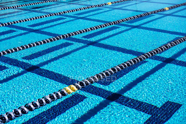 Schwimmbad mit leeren Bahnen — Stockfoto