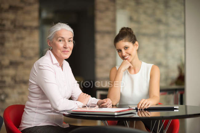 Две предпринимательницы за офисным столом — стоковое фото