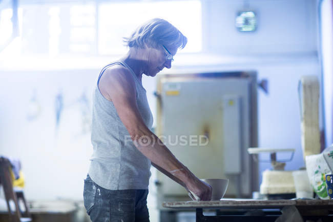 Senior woman in pottery workshop — Stock Photo