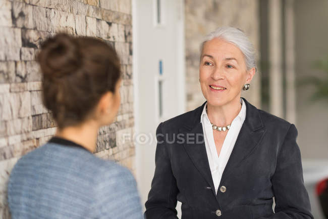Зрілі жінки в бізнесі говорити в офісі — стокове фото