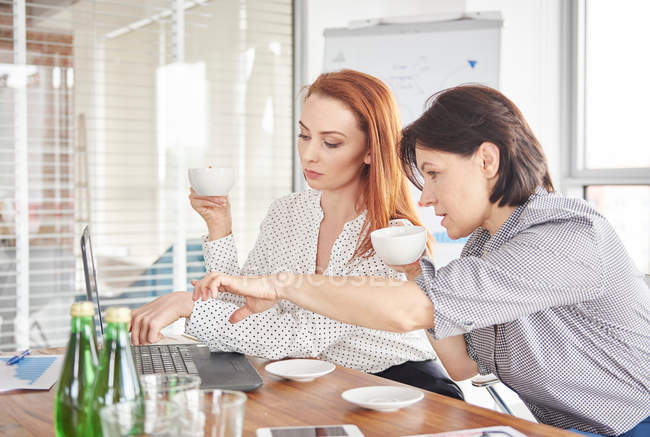 Бізнес-леді з кавою обговорюють — стокове фото