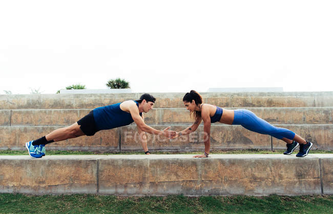 Мужчина и женщина упражняются на открытом воздухе — стоковое фото