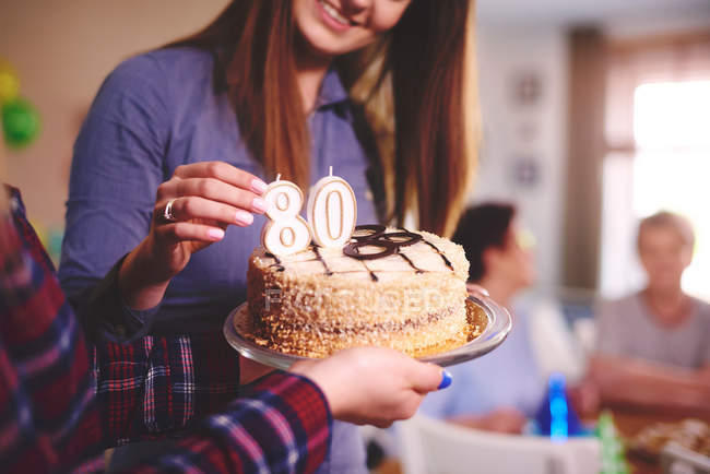 Filha preparando bolo de aniversário — Fotografia de Stock