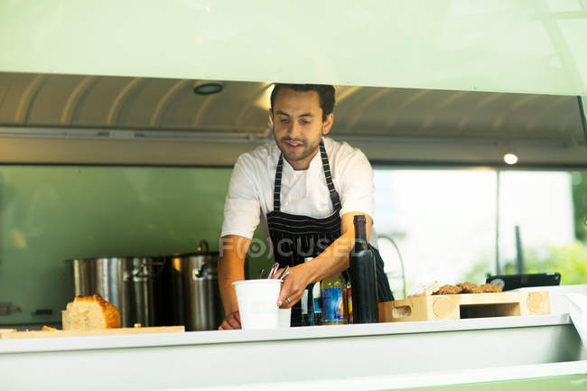 Geschäftsinhaber bereitet Essen zu — Stockfoto