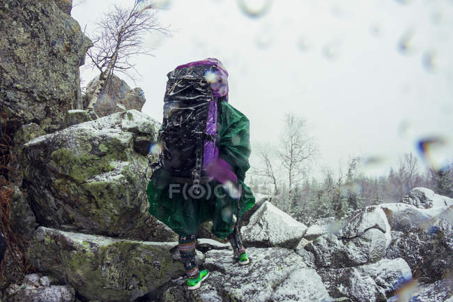 Escursionista femminile in abbigliamento impermeabile — Foto stock