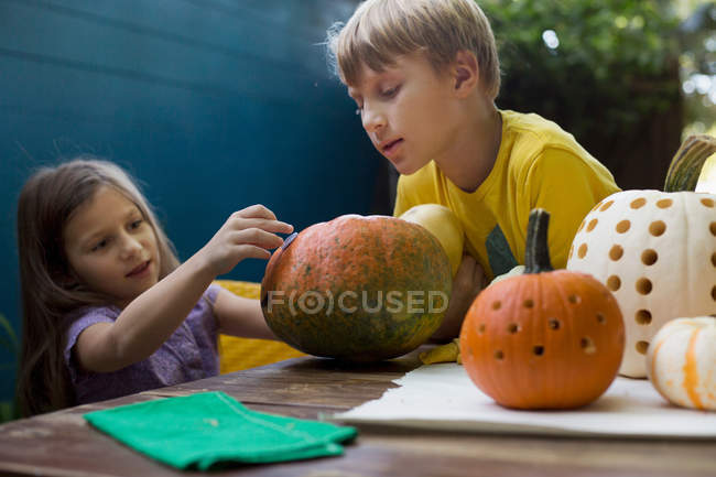 Boy and sister preparing pumpkins — Stock Photo