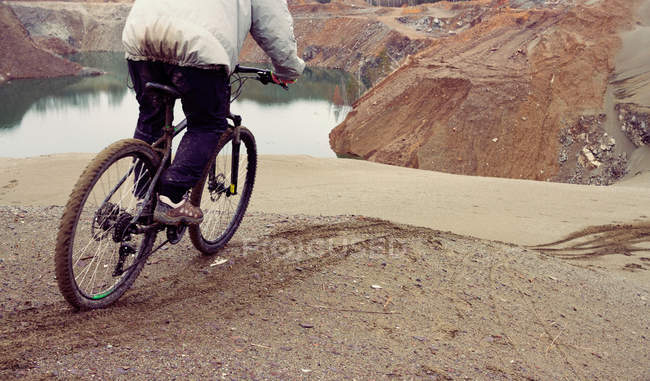 Männlicher Mountainbiker — Stockfoto