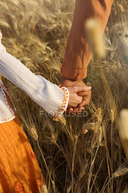 Пара, тримаючись за руки — стокове фото