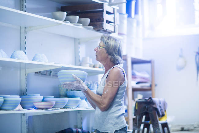 Mujer mayor en taller de cerámica - foto de stock