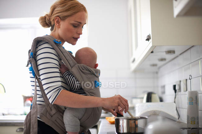 Mujer cocinando en la cocina - foto de stock