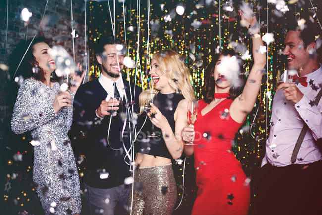 Menschen tanzen und haben Spaß auf Partys — Stockfoto
