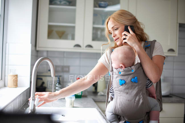 Mujer sosteniendo bebé niño - foto de stock