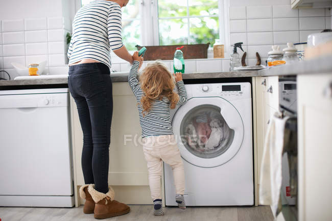Madre e figlia in cucina — Foto stock