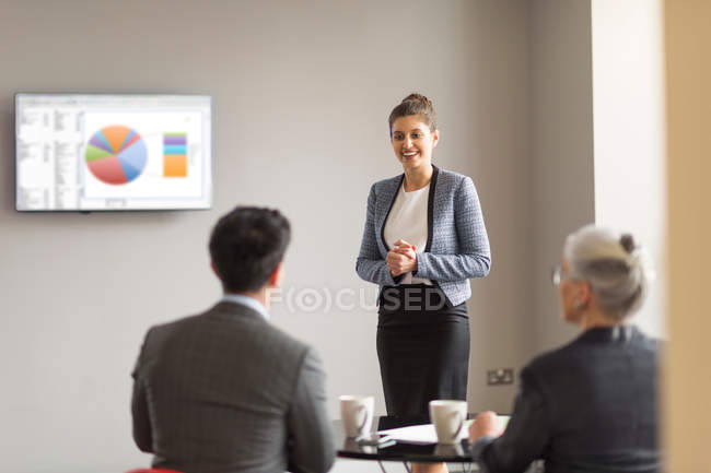 Donna d'affari che fa presentazione ufficio — Foto stock
