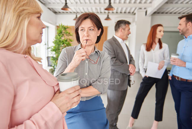 Colleagues standing in office talking — Stock Photo