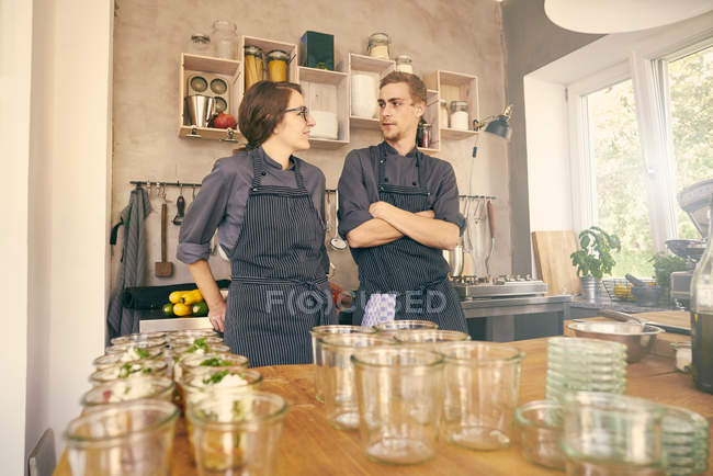 Köche in der Küche plaudern — Stockfoto
