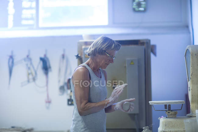 Donna anziana in laboratorio di ceramica — Foto stock