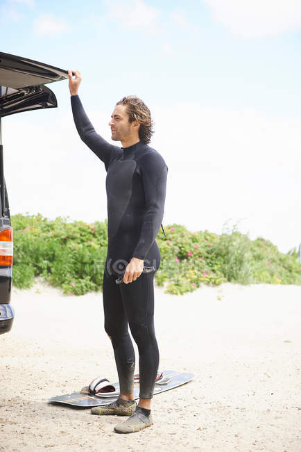 Cometa surfista en traje de neopreno en coche - foto de stock