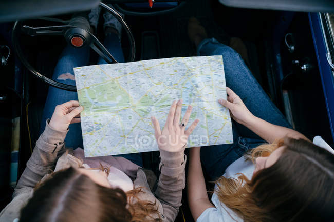 Tourists reading road map — Stock Photo