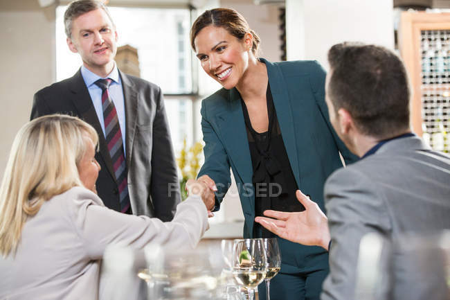 Geschäftsleute und Geschäftsfrauen beim Mittagessen — Stockfoto