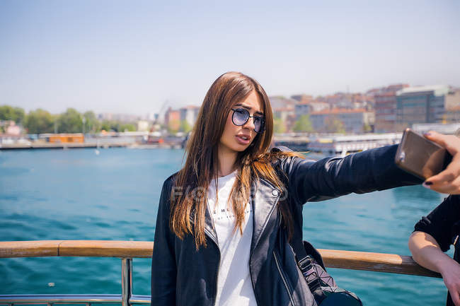 Donna che prende selfie — Foto stock