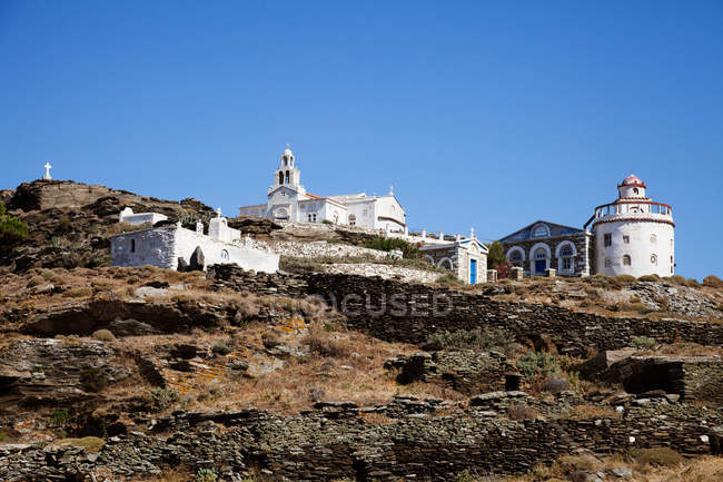 Chiesa imbiancata sulla collina — Foto stock