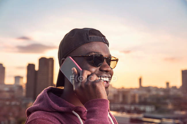 Hombre joven haciendo llamada de teléfono inteligente - foto de stock