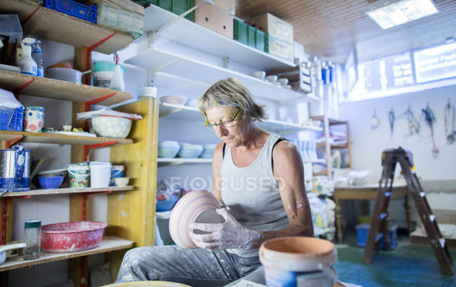 Femme âgée en atelier de poterie — Photo de stock