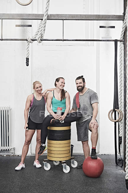 Friends taking break in gym — Stock Photo