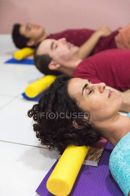 Pessoas na aula de ioga — Fotografia de Stock