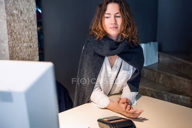 Woman at payment counter — Stock Photo