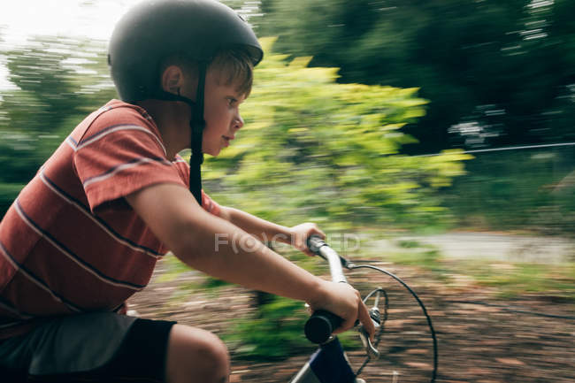 Jovem menino equitação bicicleta — Fotografia de Stock
