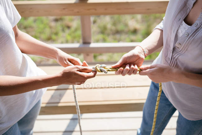 Women learning to tie nautical knots — Stock Photo