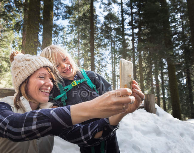 Madre e hijo tomando selfie - foto de stock