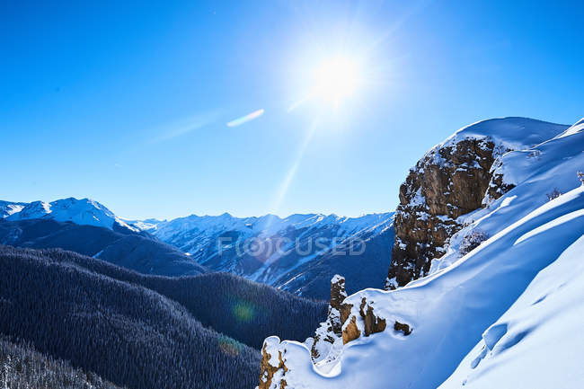 Paisaje soleado de montañas cubiertas de nieve - foto de stock