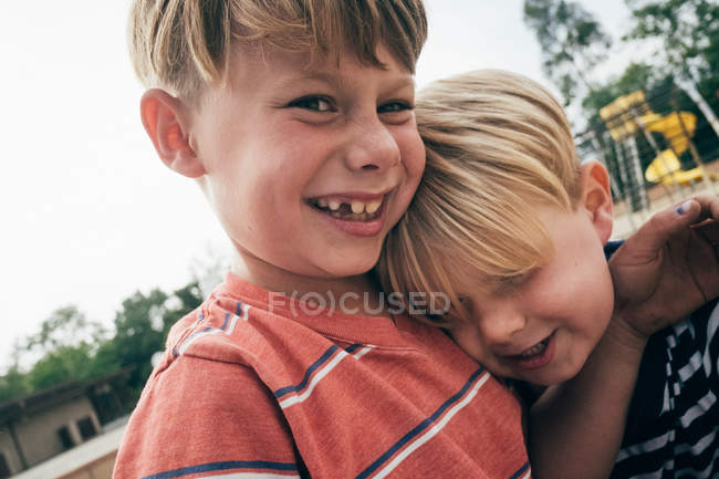 Dos chicos en el patio de recreo - foto de stock