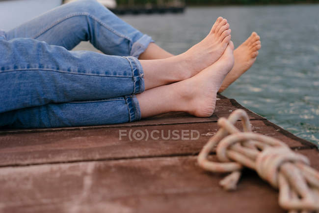 Deux femmes se relaxent sur le quai — Photo de stock