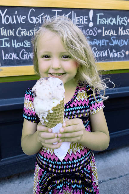 Fille tenant grande crème glacée — Photo de stock