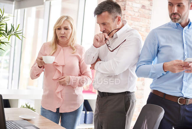 Colleagues in office with laptop — Stock Photo