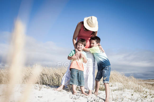 Мати і сини на пляжі — стокове фото