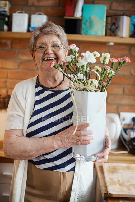 Frau mit floraler Handarbeit — Stockfoto