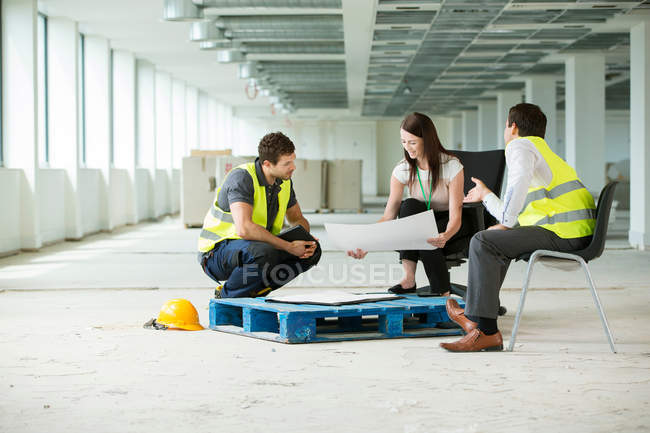Menschen sitzen in neu errichteten Büros — Stockfoto