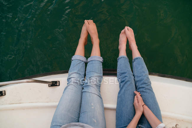 Две женщины отдыхают на лодке — стоковое фото