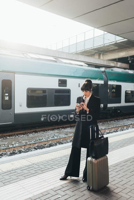 Donna d'affari alla stazione ferroviaria — Foto stock